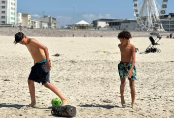 Les élèves jouent au football