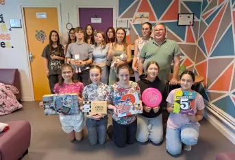 Les jeunes posent fièrement avec les nouveaux jeux de société