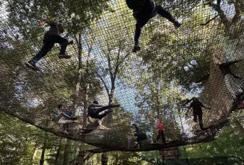 élèves dans les filets