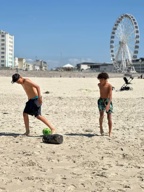 Les élèves jouent au football