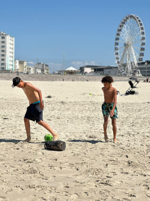 Les élèves jouent au football