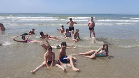 Les élèves dans l'eau